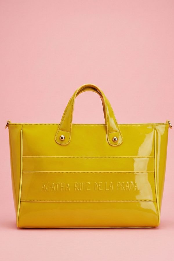 Bolso shopper de charol Agatha Ruiz de la Prada con vivos en contraste.