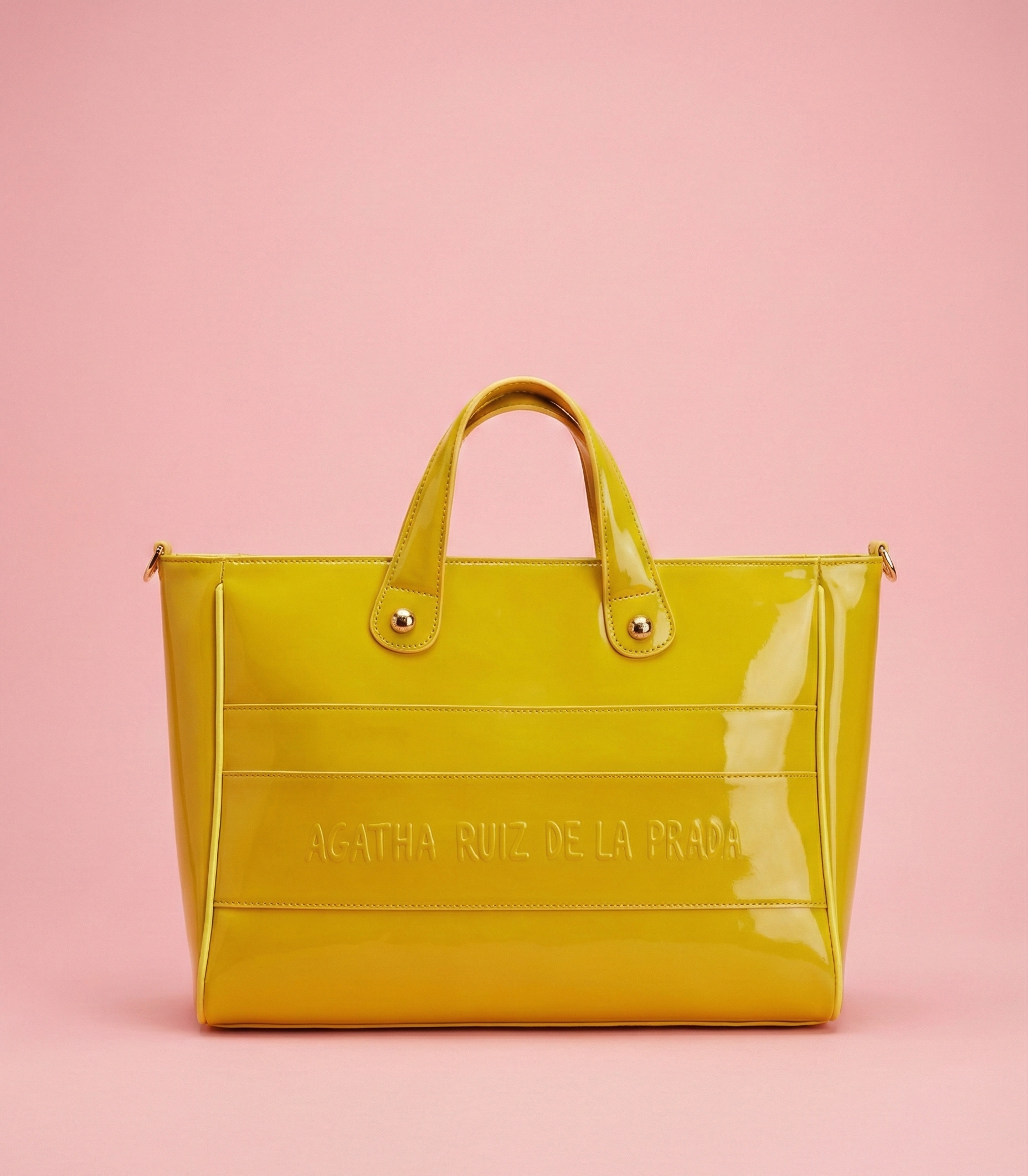 Shopper amplio de charol con cierre de cremallera y gran capacidad Bolso shopper de charol Agatha Ruiz de la Prada con vivos en contraste.