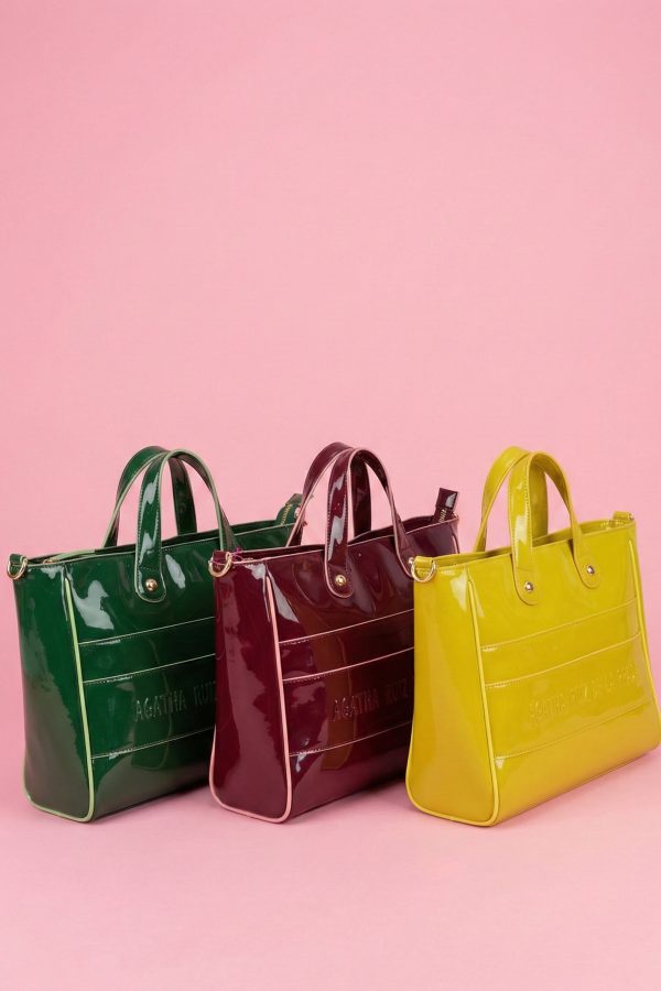 Bolso de mujer en charol brillante con logo en relieve