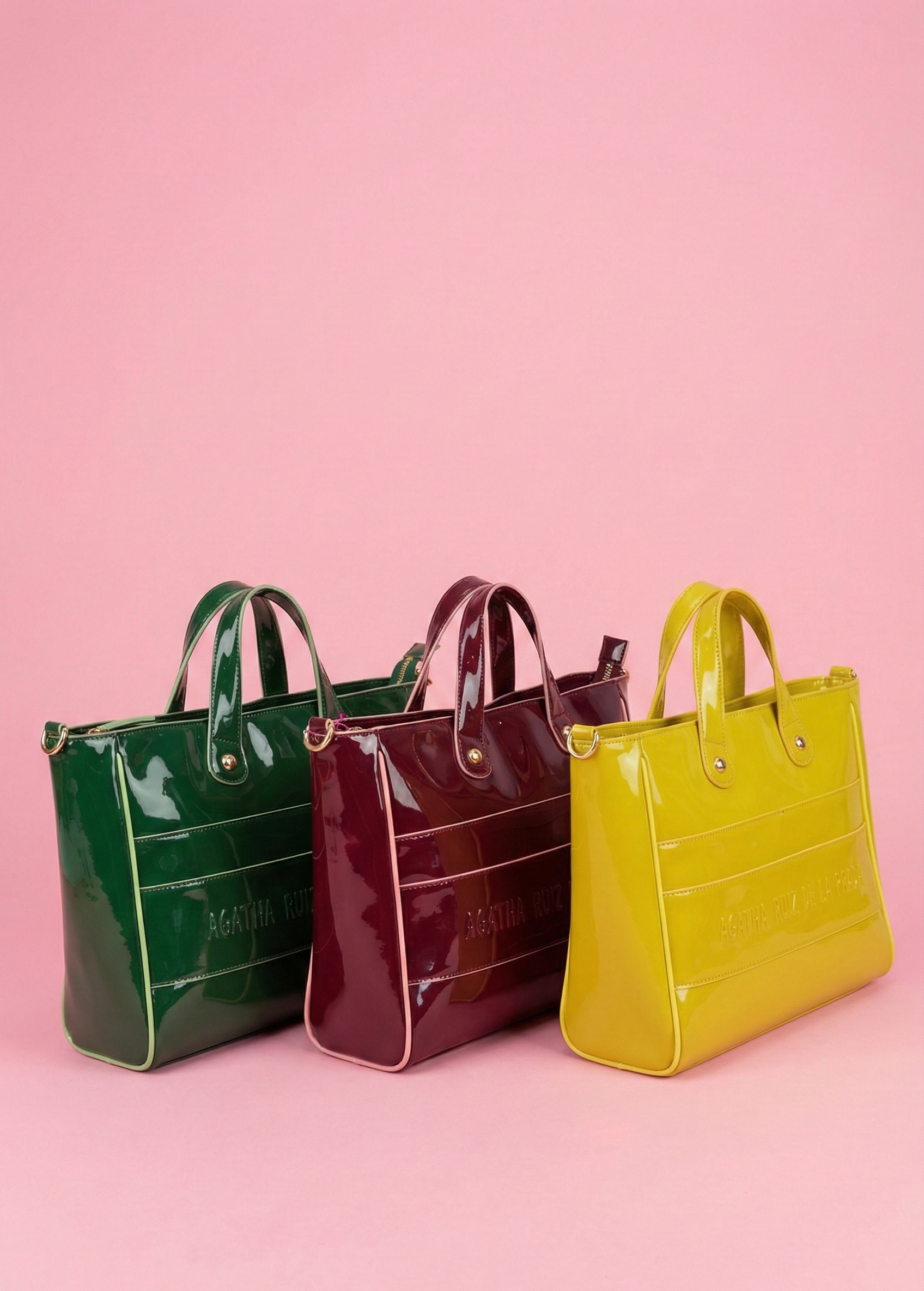 Detalle del charol suave del bolso shopper Agatha Ruiz de la Prada Bolso de mujer en charol brillante con logo en relieve