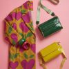 Bandolera de charol Agatha Ruiz de la Prada con tapa y vivos en contraste