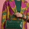 Bolso bowling verde oscuro con logo grabado en relieve