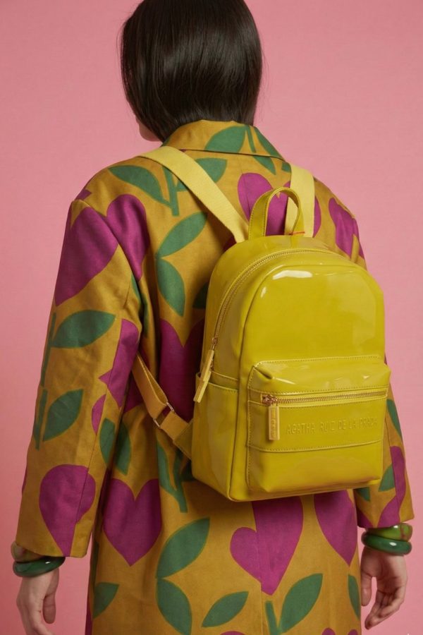 Mochila de mujer en color mostaza con acabado brillante
