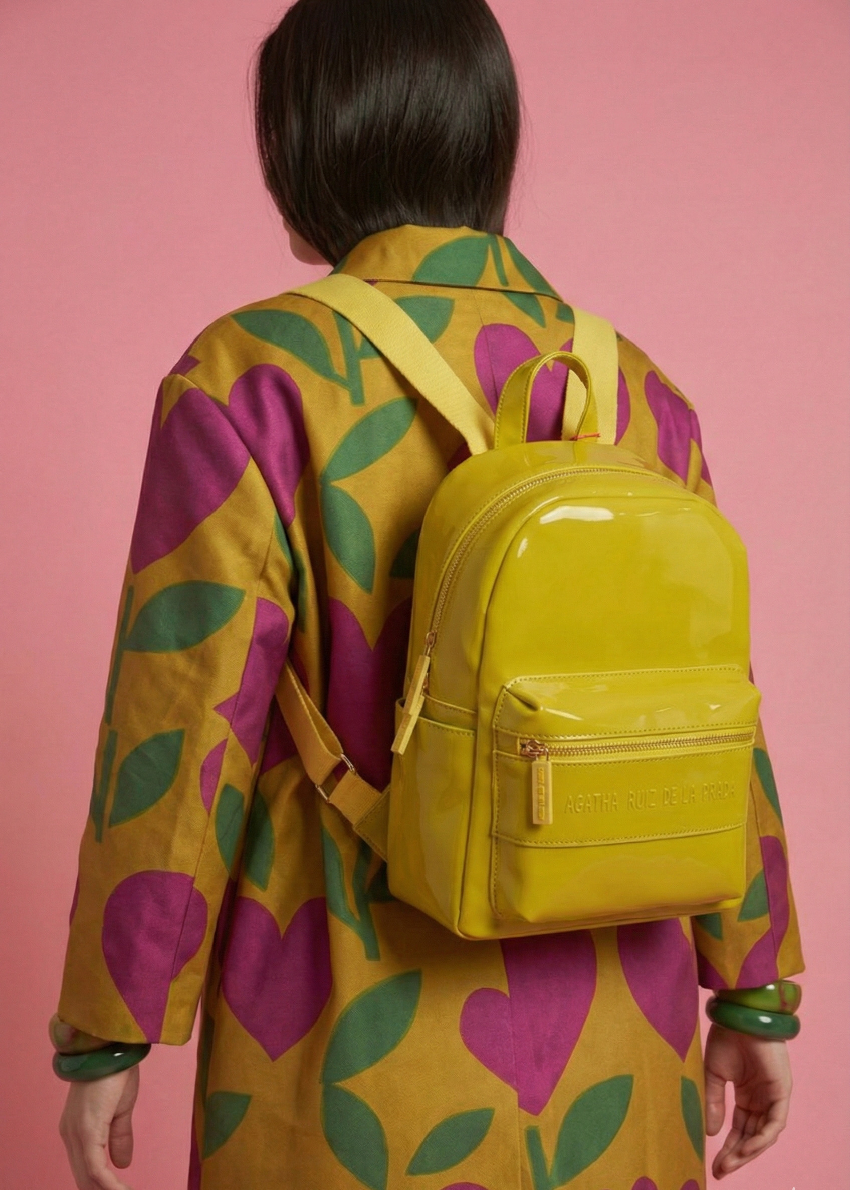 Bolsillo frontal de la mochila de la colección de invierno Mochila de mujer en color mostaza con acabado brillante