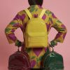 Mochila mediana de paseo en color granate con logo en relieve.