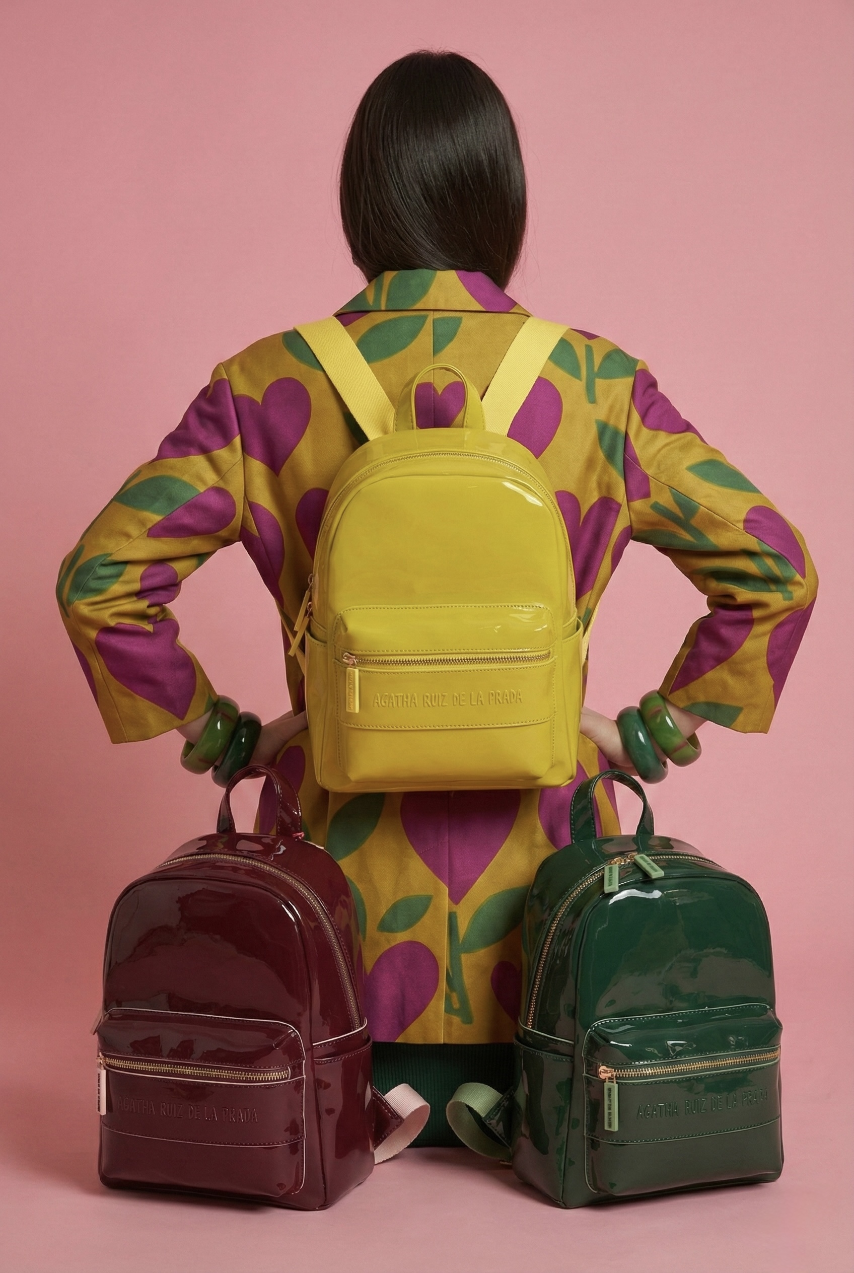 Complemento Agatha Ruiz de la Prada con diseño exclusivo y acabado sofisticado. Mochila mediana de paseo en color granate con logo en relieve.