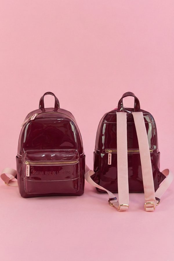 Mochila de charol Agatha Ruiz de la Prada con bolsillo frontal.