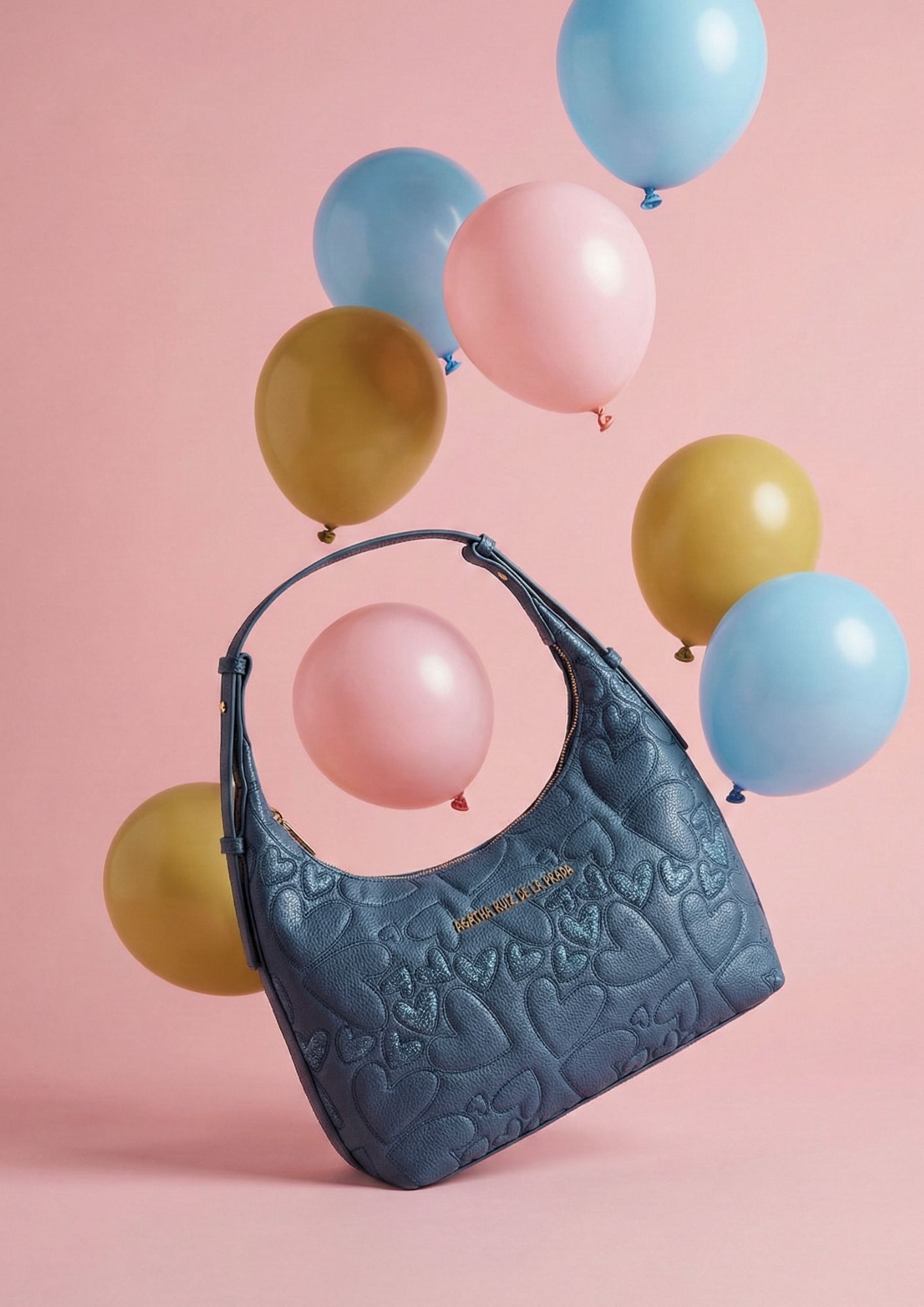 Bolso hobo de mujer con acabado suave y bordado de corazones. azul Complemento de moda Agatha Ruiz de la Prada colección invierno.