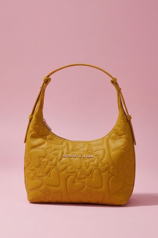 Bolso hobo Agatha Ruiz de la Prada con bordado de corazones.