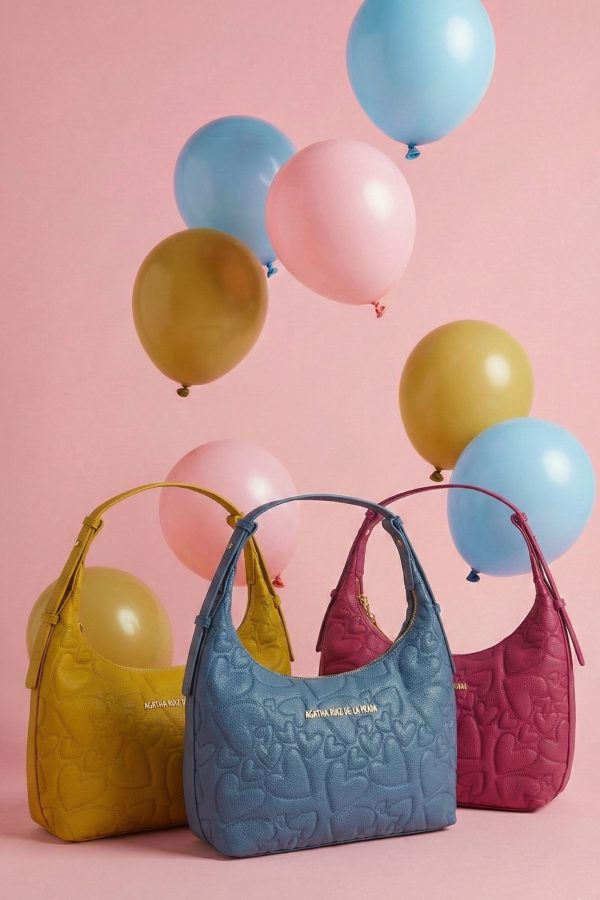 Bolso de piel sintética vegana con diseño bordado y logo dorado.