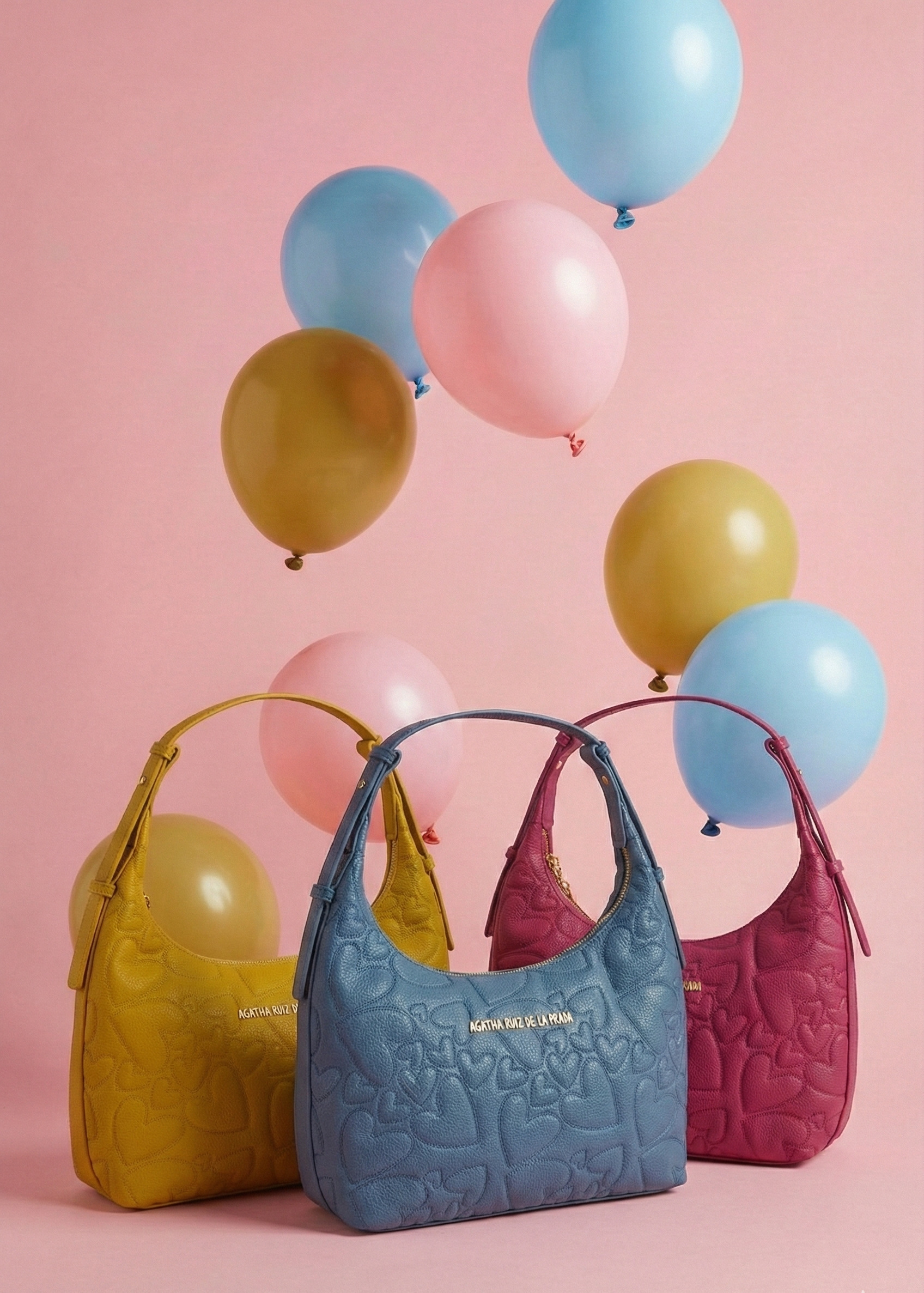 Bolso elegante de tamaño mediano con diseño exclusivo bordado. Bolso de piel sintética vegana con diseño bordado y logo dorado.