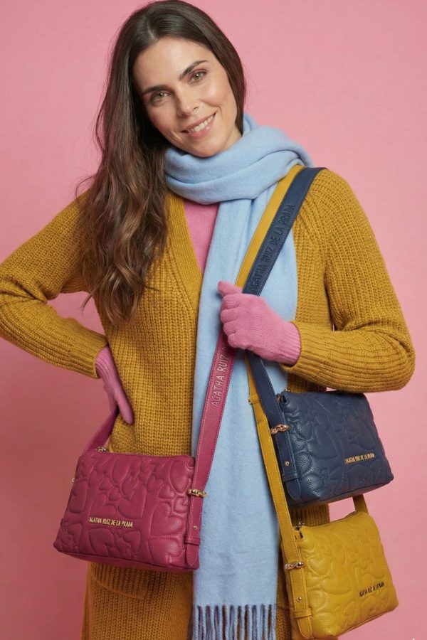 Bolso baguette Agatha Ruiz de la Prada con bordado de corazones.