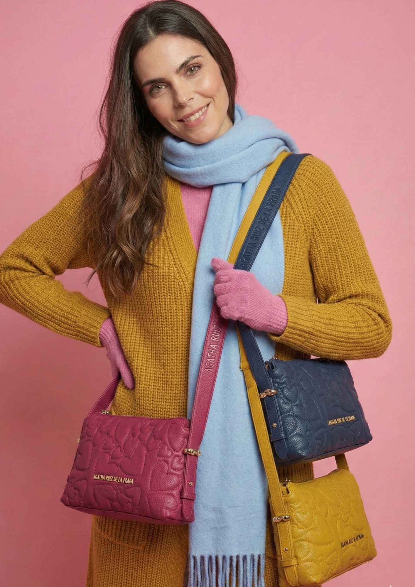 Bolso baguette de piel sintética vegana con logo metálico dorado. Bolso baguette Agatha Ruiz de la Prada con bordado de corazones.