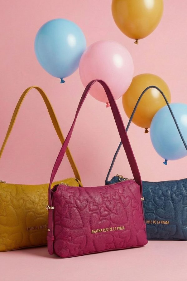 Bolso de hombro azul denim con bordado exclusivo de corazones.