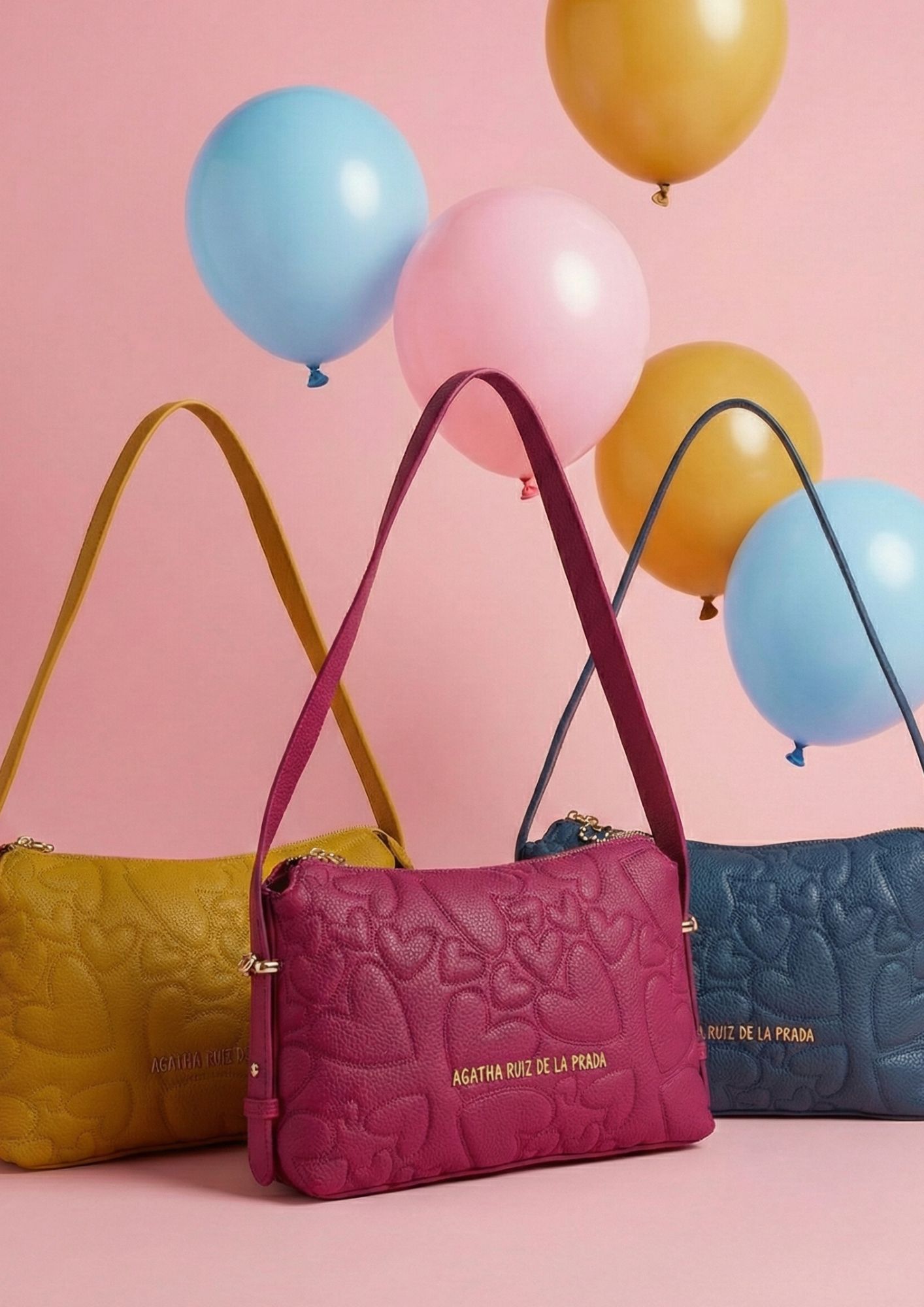 Bolso baguette fucsia con asa regulable y cierre de cremallera. Bolso de hombro azul denim con bordado exclusivo de corazones.