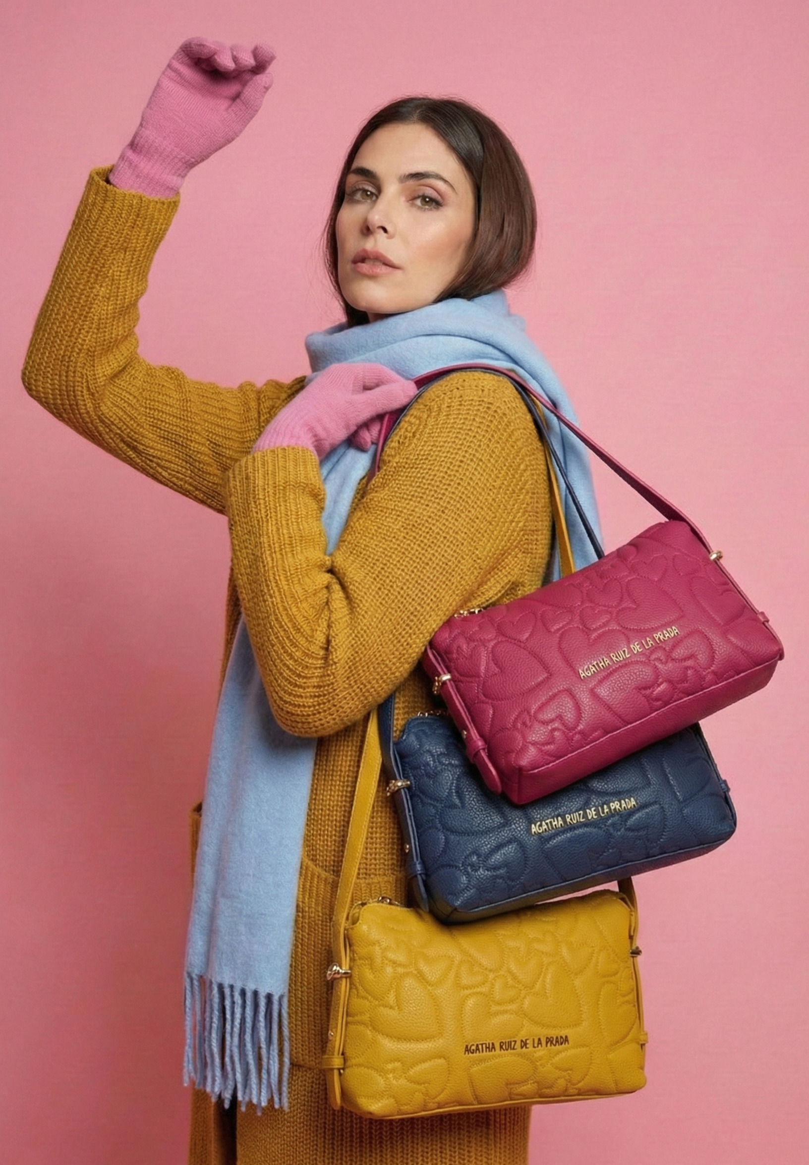 Bolso Agatha Ruiz de la Prada con diseño creativo y funcional. Bolso baguette Agatha Ruiz de la Prada con bordado de corazones