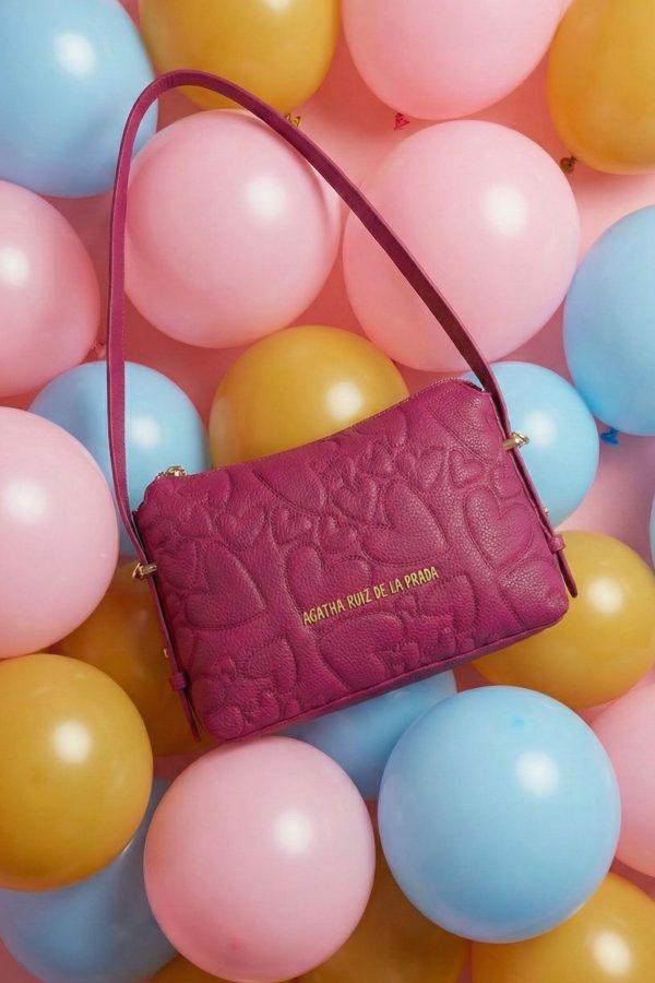 Bolso baguette fucsia con asa regulable y cierre de cremallera