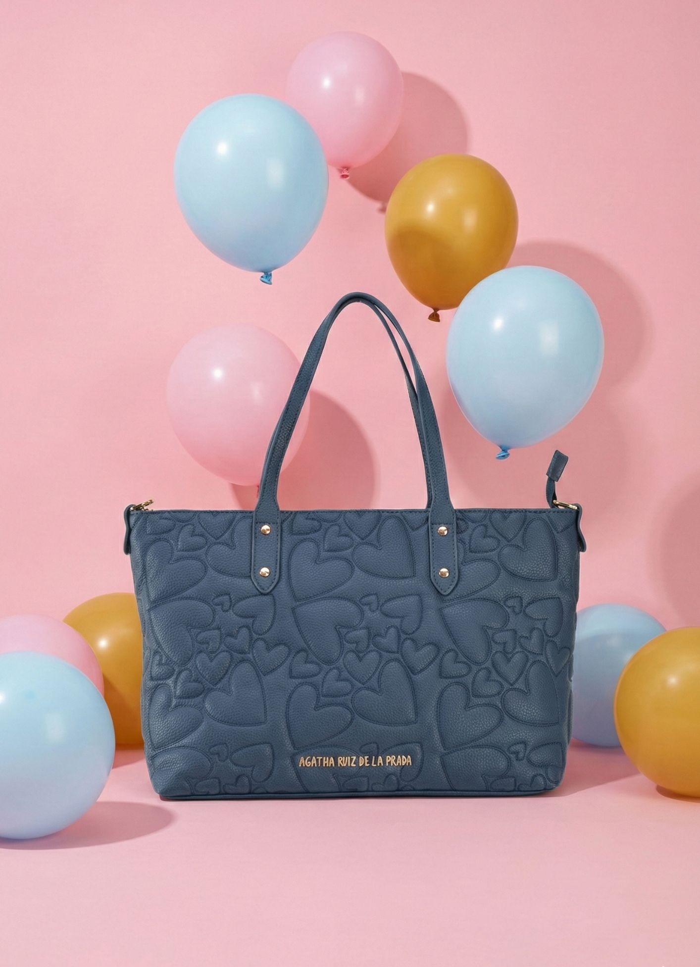 Bolso shopper de gran capacidad confeccionado en piel vegana. Bolso shopper Agatha Ruiz de la Prada con bordado de corazones. azul