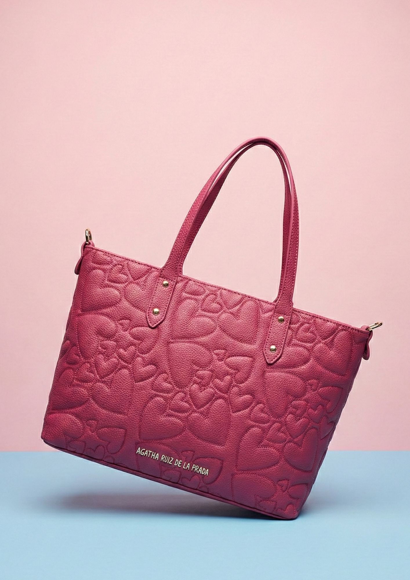 Shopper fucsia amplio y ligero para uso diario. Bolso Agatha Ruiz de la Prada disponible en azul denim, fucsia y mostaza.