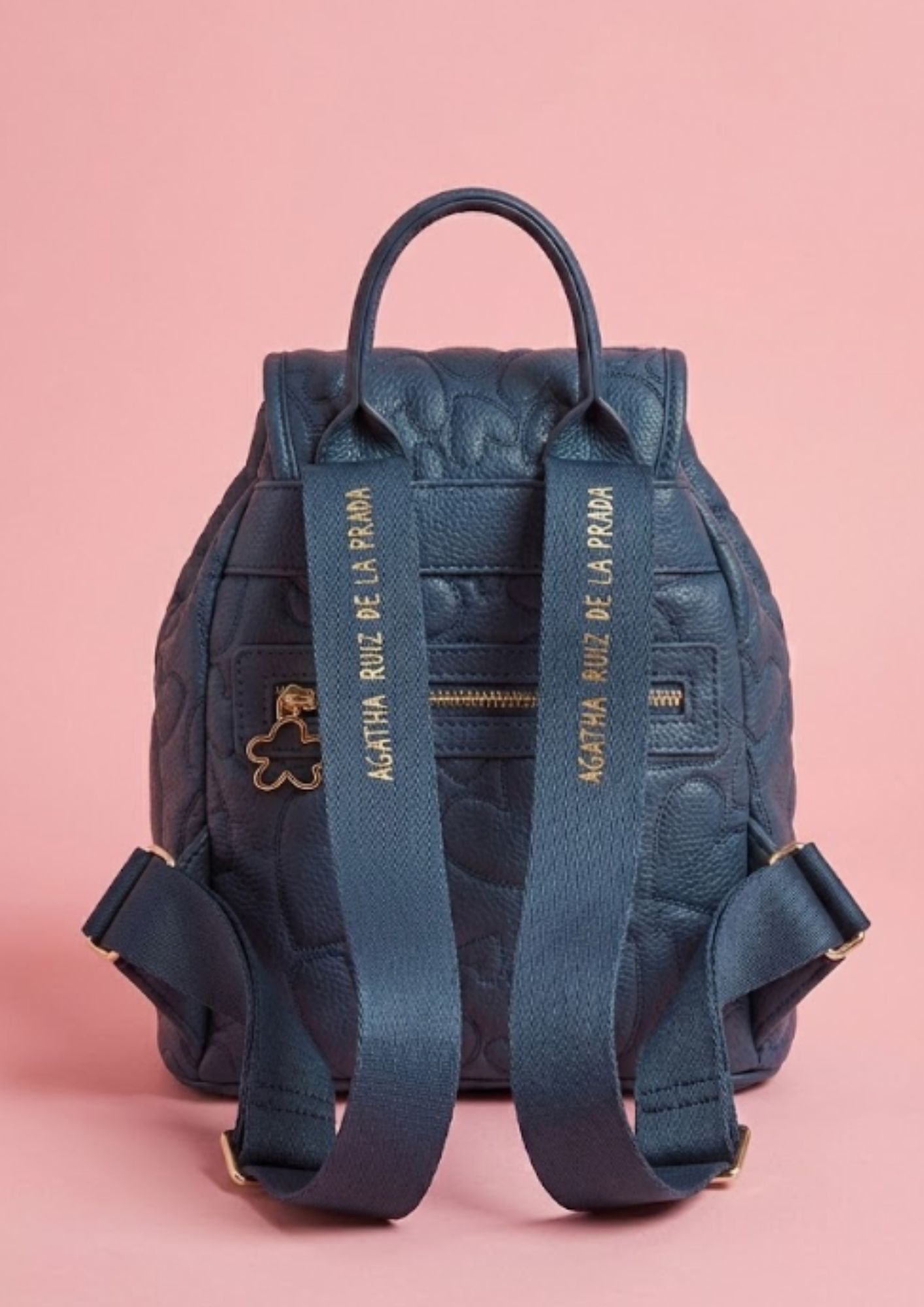 Bolsillo trasero con cremallera de la mochila de paseo. azul Mochila Agatha Ruiz de la Prada con bordado de corazones.