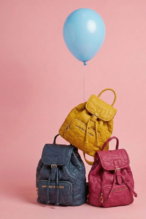 Mochila femenina con bordado de corazones y diseño exclusivo.