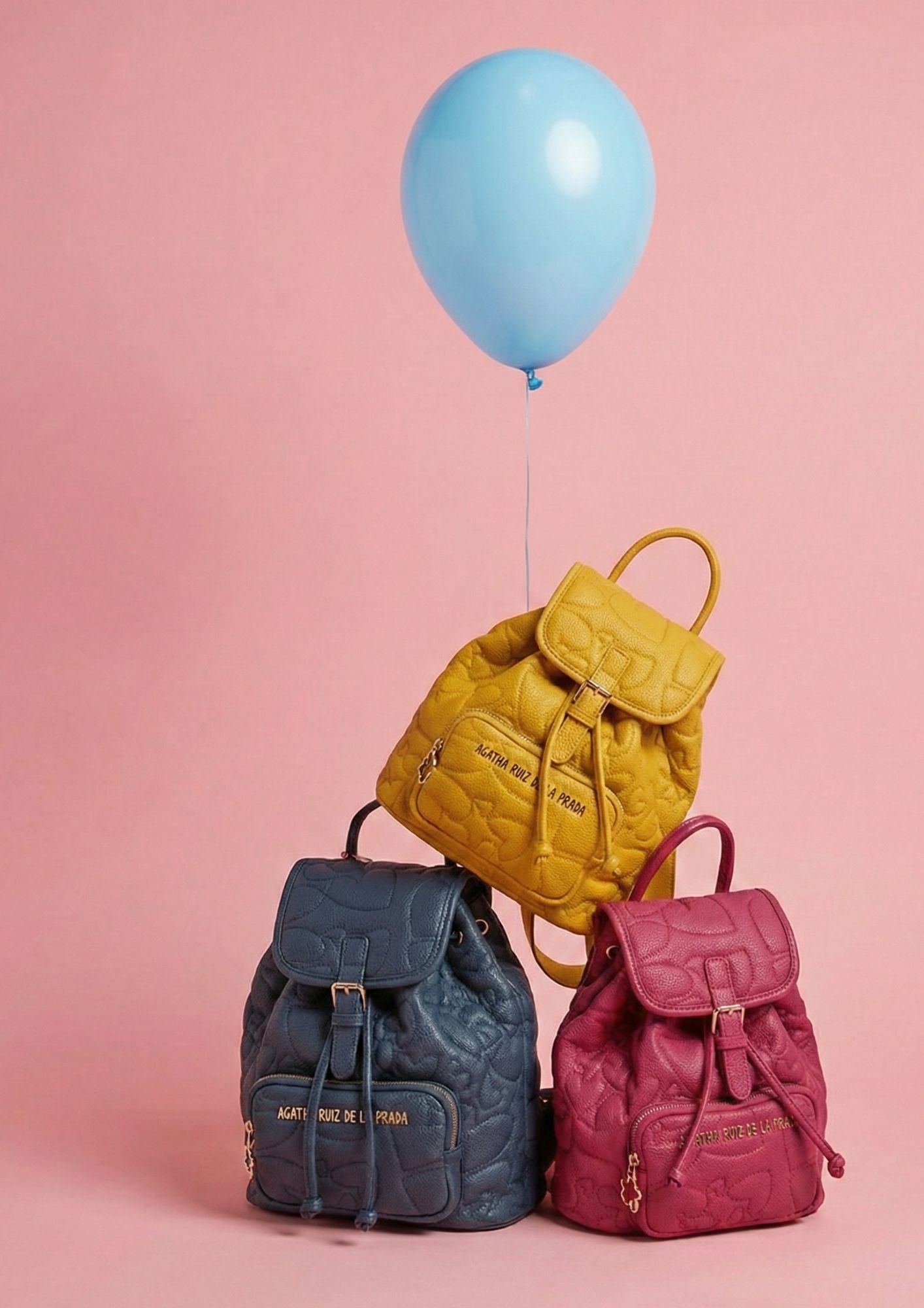 Mochila mediana elegante confeccionada en piel sintética vegana. Mochila femenina con bordado de corazones y diseño exclusivo.