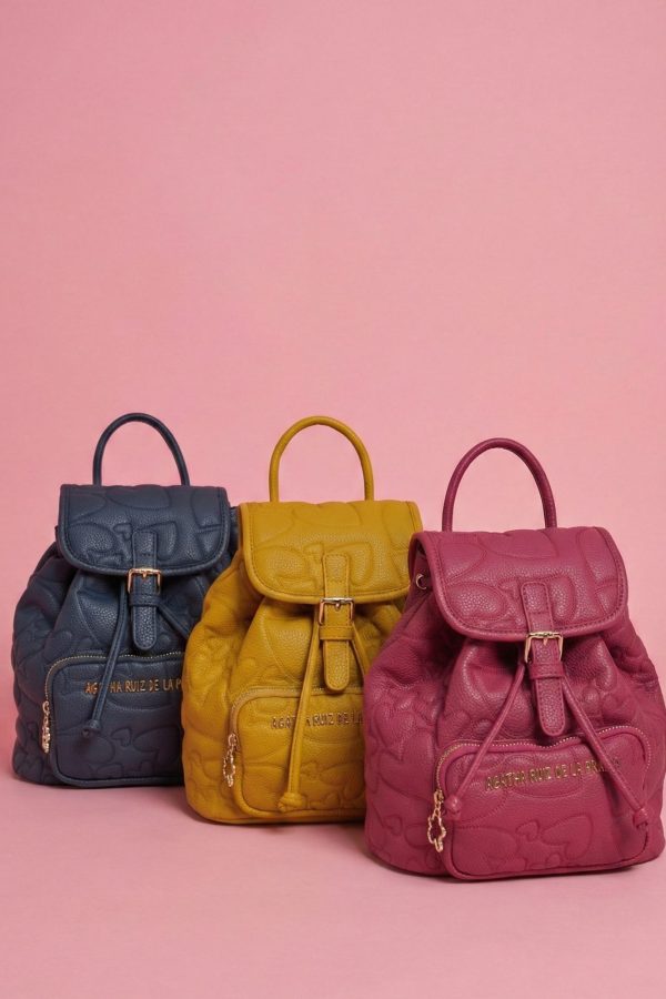 Mochila Agatha Ruiz de la Prada con bordado de corazones.