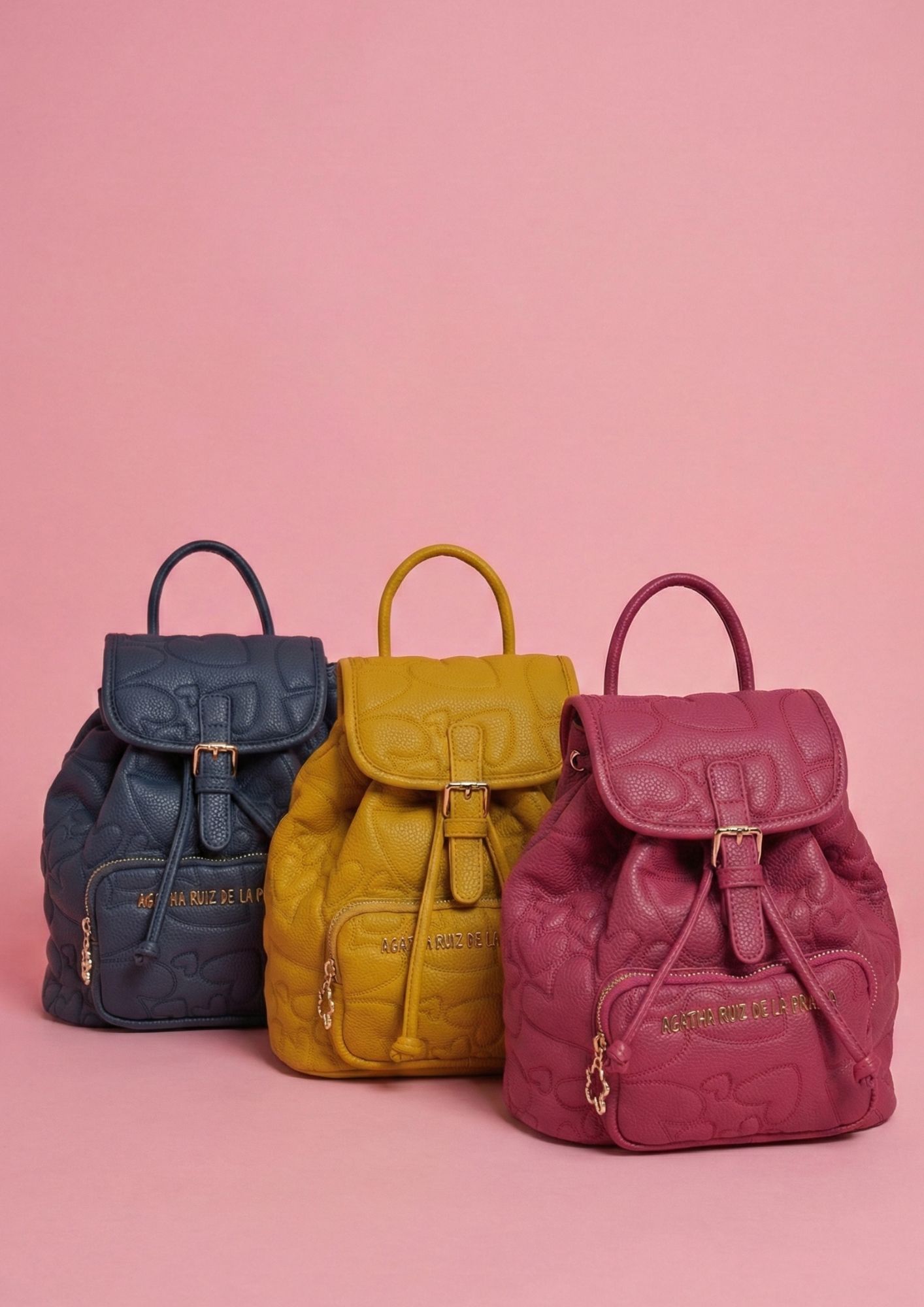 Mochila de la colección Invierno disponible en azul denim, fucsia y mostaza. Mochila Agatha Ruiz de la Prada con bordado de corazones.