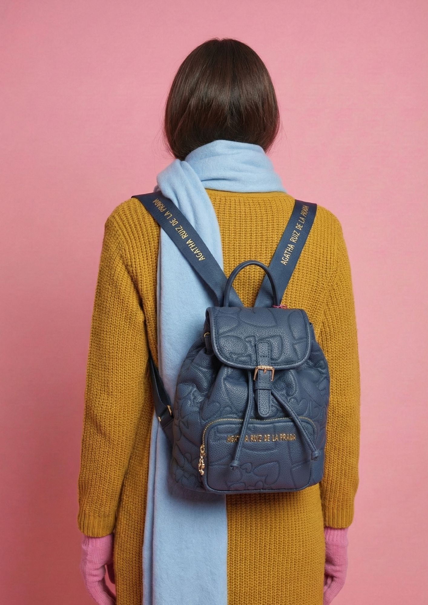Mochila mediana elegante confeccionada en piel sintética vegana. Mochila azul denim con corazones bordados y logo dorado.
