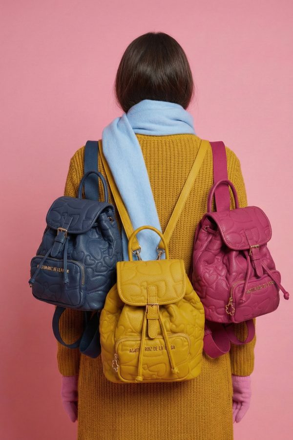 Mochila de la colección Invierno disponible en azul denim, fucsia y mostaza.