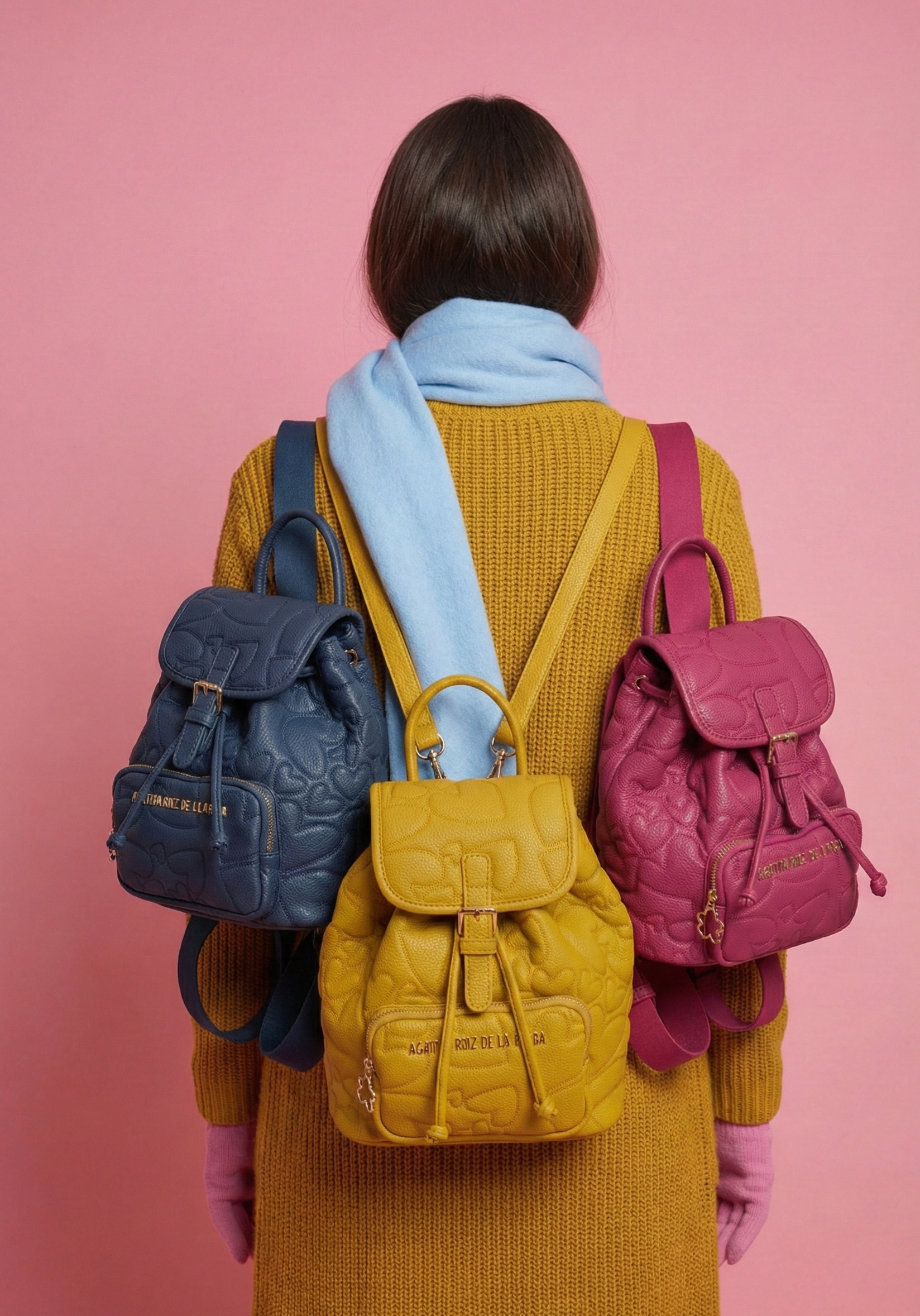 Mochila de piel sintética vegana con tapa superior y cierre frontal. Mochila de la colección Invierno disponible en azul denim, fucsia y mostaza.