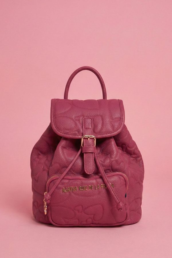 Mochila fucsia de paseo con bolsillo frontal con cremallera.
