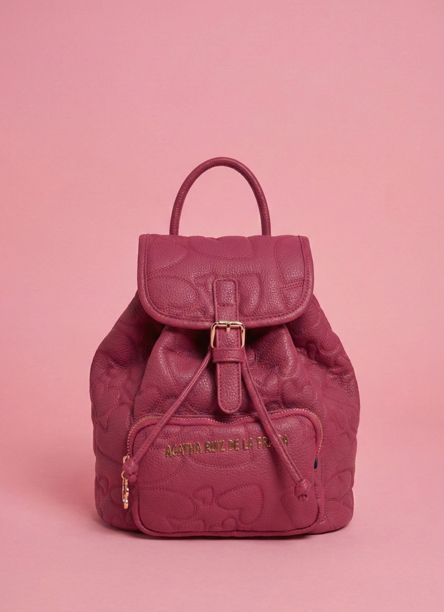 Mochila de la colección Invierno disponible en azul denim, fucsia y mostaza. Mochila fucsia de paseo con bolsillo frontal con cremallera.