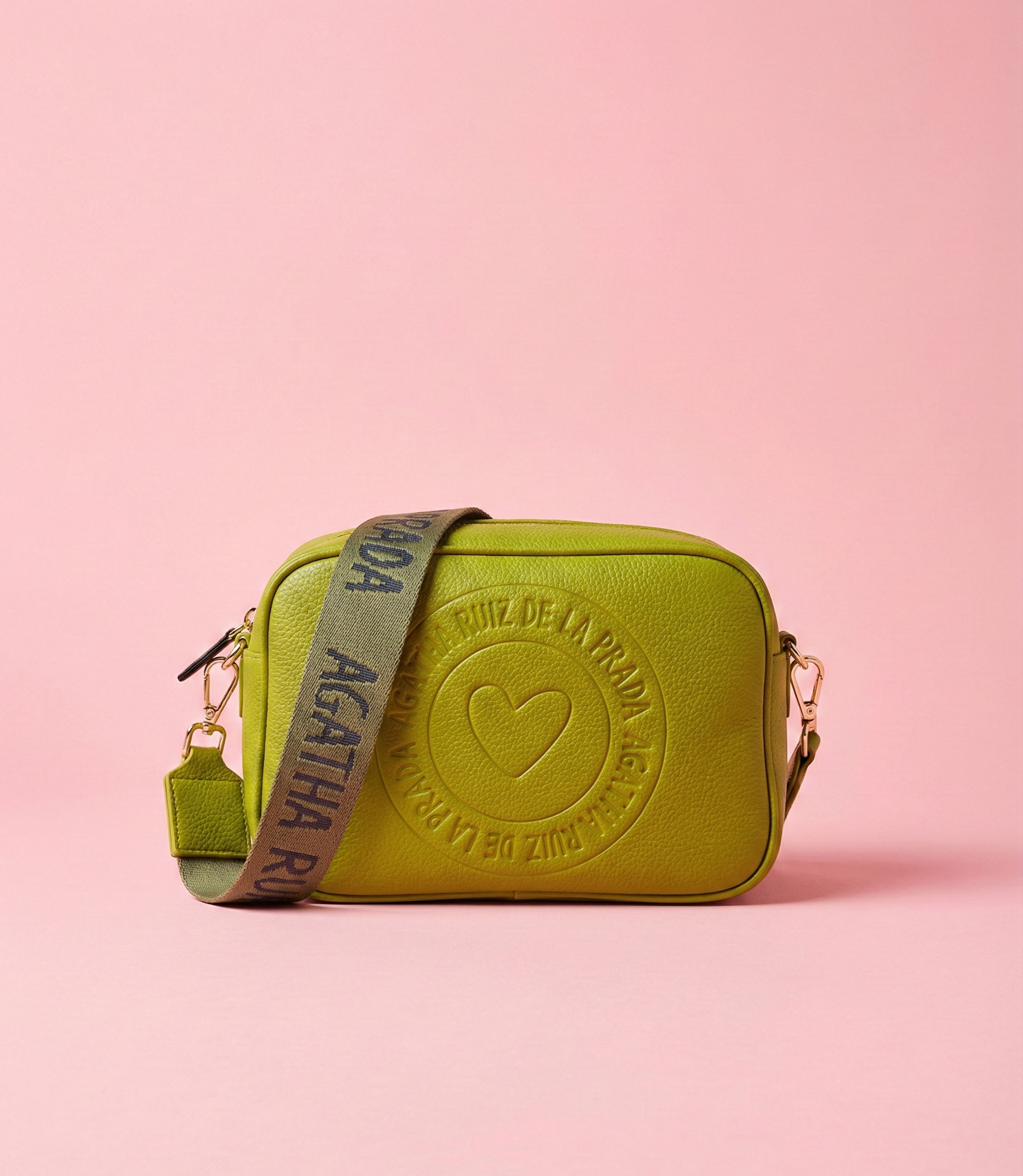 Bolso bandolera amplio con logo circular grabado en relieve. Bandolera Agatha Ruiz de la Prada de piel sintética lisa. verde