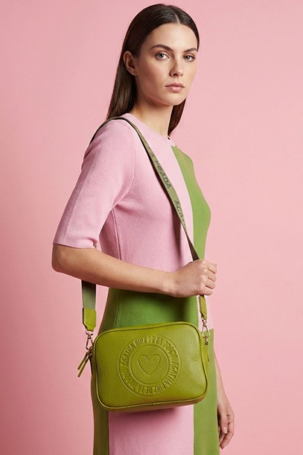 Bolso bandolera amplio con logo circular grabado en relieve.
