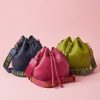 Bolso bombonera Agatha Ruiz de la Prada de piel sintética lisa.