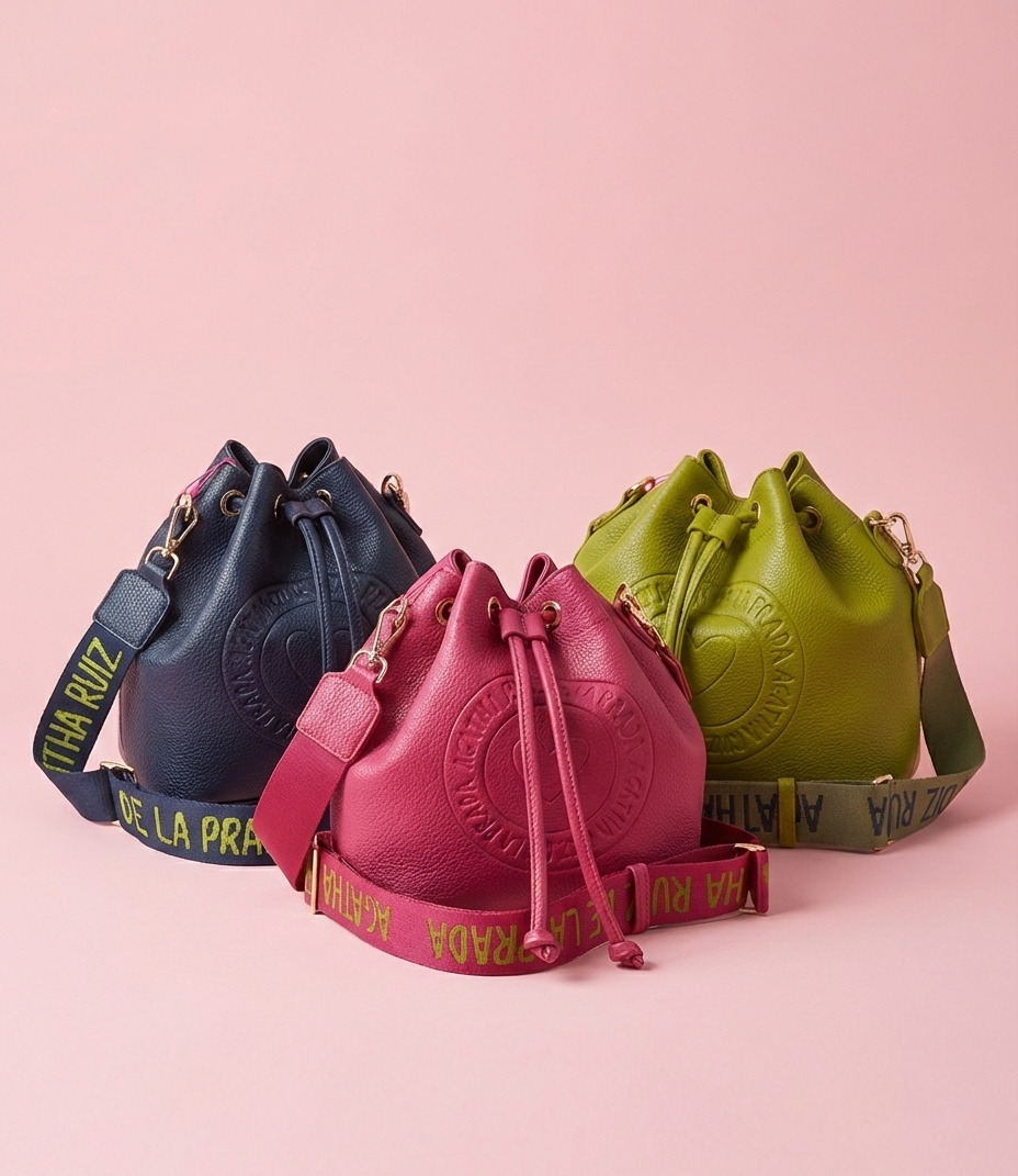Bombonera con logo circular grabado en relieve en el frontal. Bolso bombonera Agatha Ruiz de la Prada de piel sintética lisa.