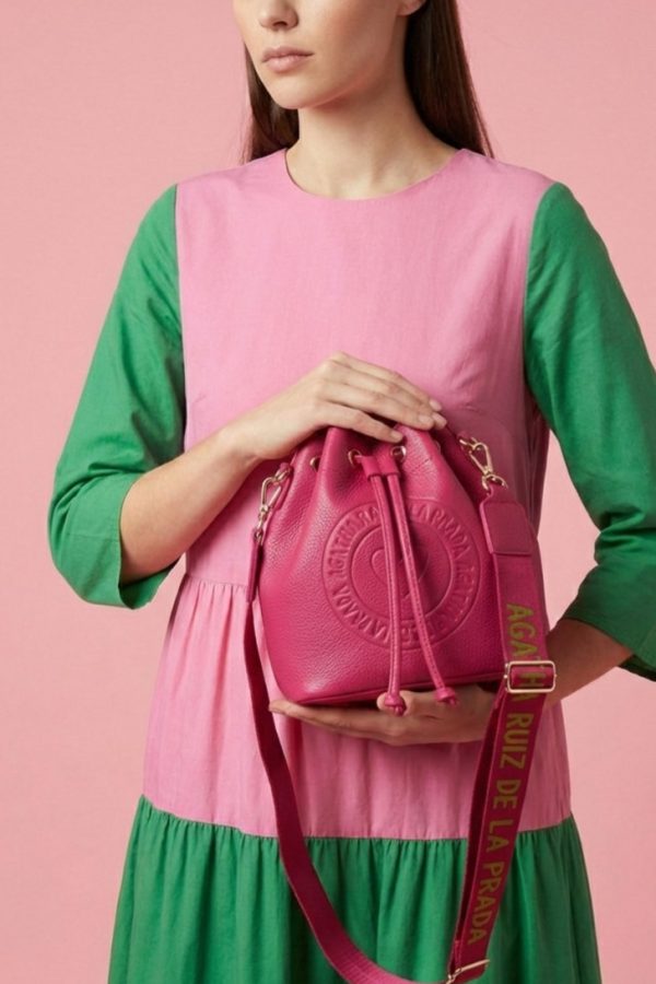 Bolso Agatha Ruiz de la Prada disponible en azul marino, verde oliva, y fucsia.