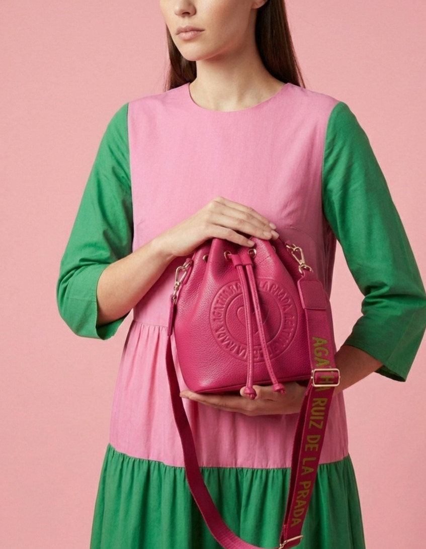 Bombonera de la colección Invierno con diseño exclusivo y funcional. Bolso Agatha Ruiz de la Prada disponible en azul marino, verde oliva, y fucsia.