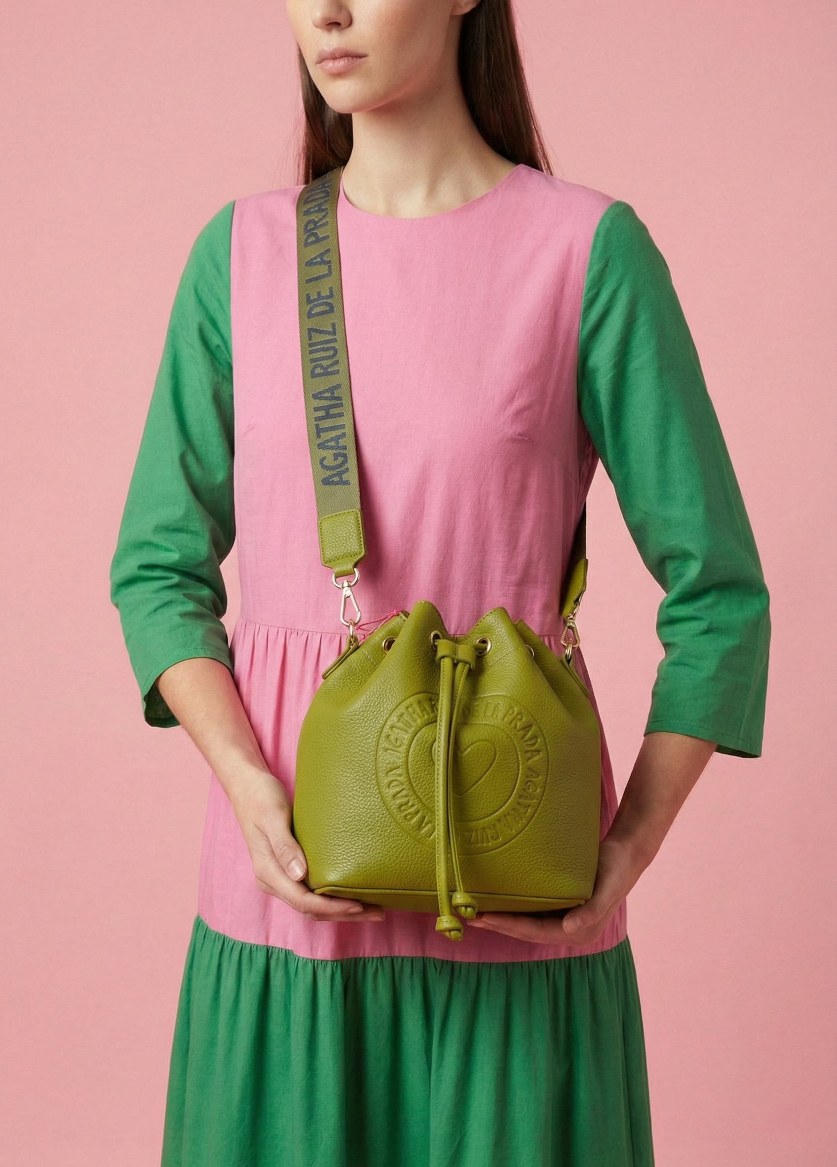 Bombonera verde oliva con correa de algodón personalizada. Bolso bombonera Agatha Ruiz de la Prada de piel sintética lisa. verde