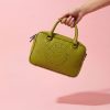 Mini bolso tipo maletín para llevar de mano o cruzado.