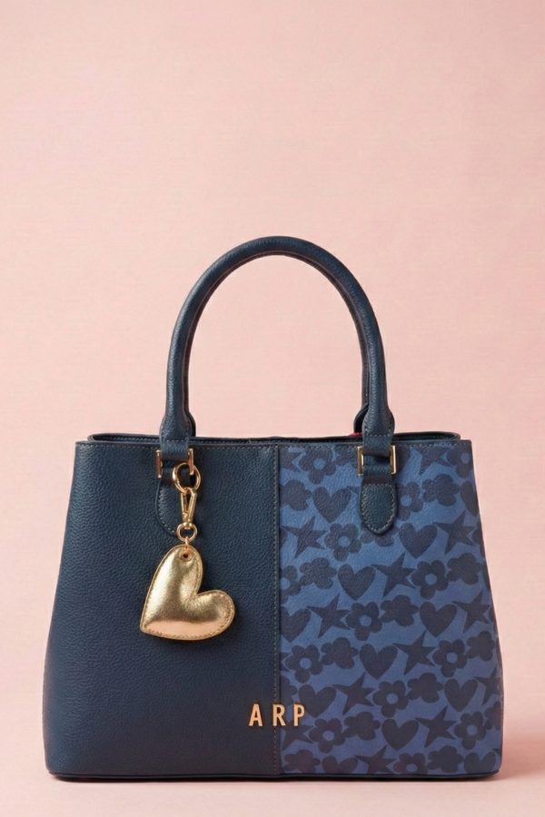 Bolso de mano Agatha Ruiz de la Prada con diseño bicolor.