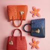 Bolso Agatha Ruiz de la Prada de la colección Invierno con doble compartimento.