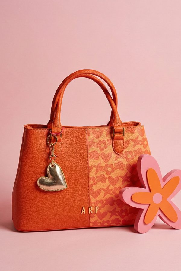 Bolso de mano con doble compartimento independiente.