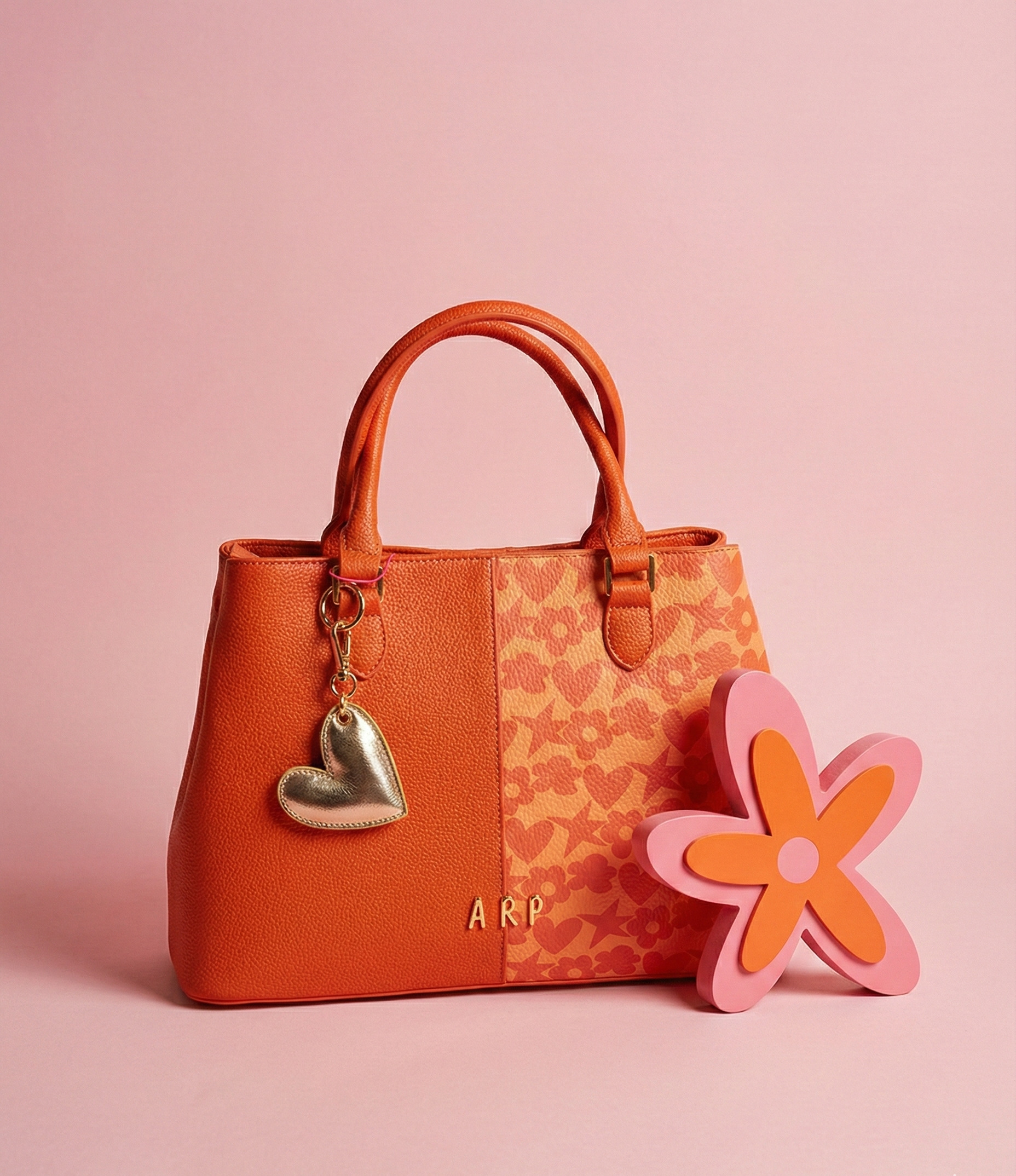 Bolso con costura central y estampado de iconos Agatha Ruiz de la Prada. Bolso de mano con doble compartimento independiente.