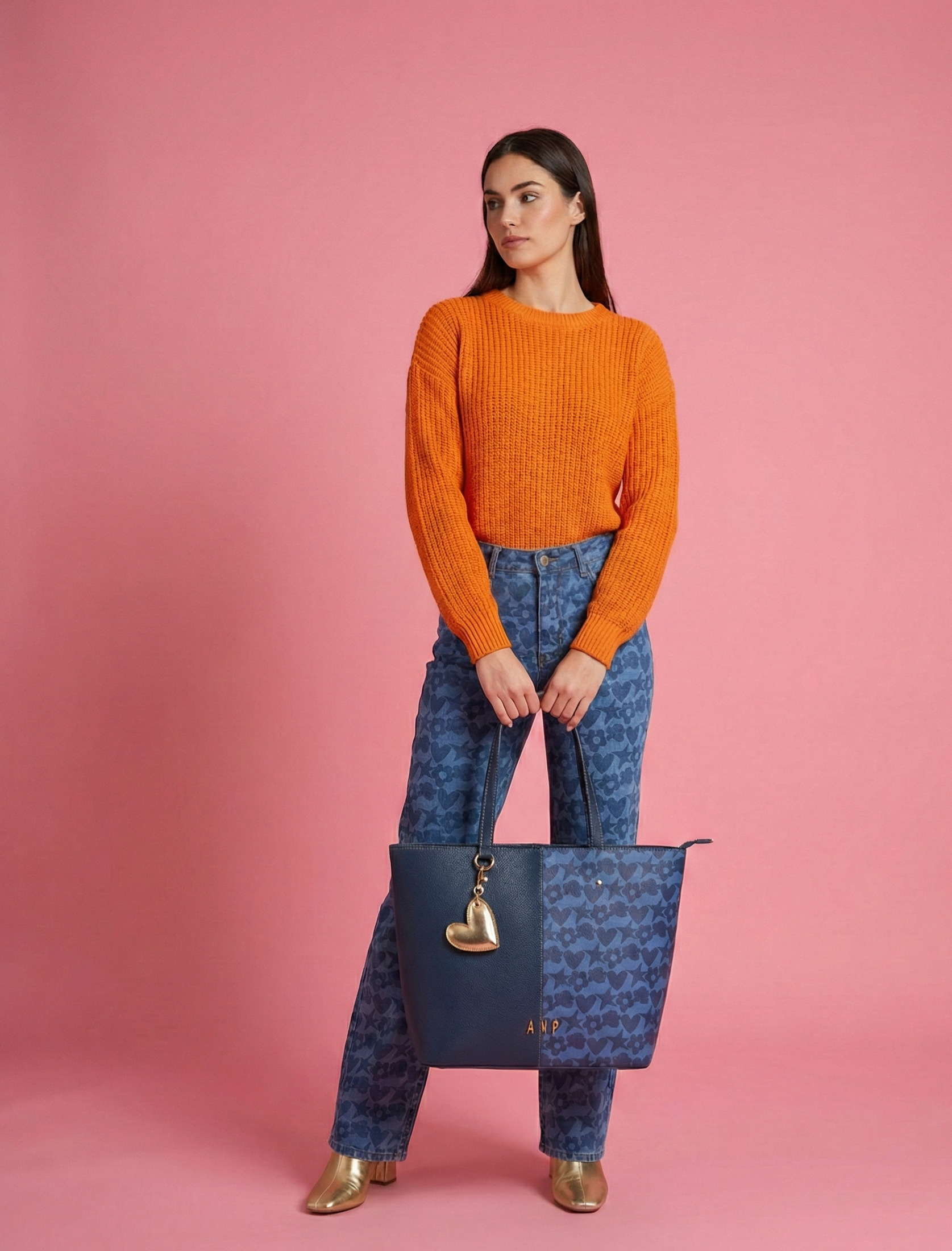 Bolso shopper amplio y cómodo para el uso diario. azul marino Bolso de hombro elegante con charm dorado Agatha Ruiz de la Prada.