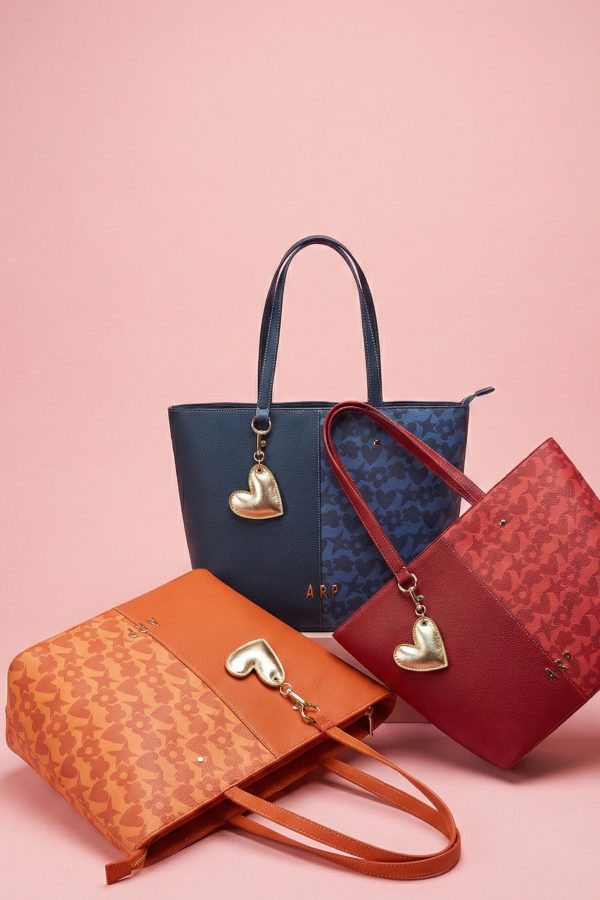 Bolso shopper con costura central y estampado de iconos.