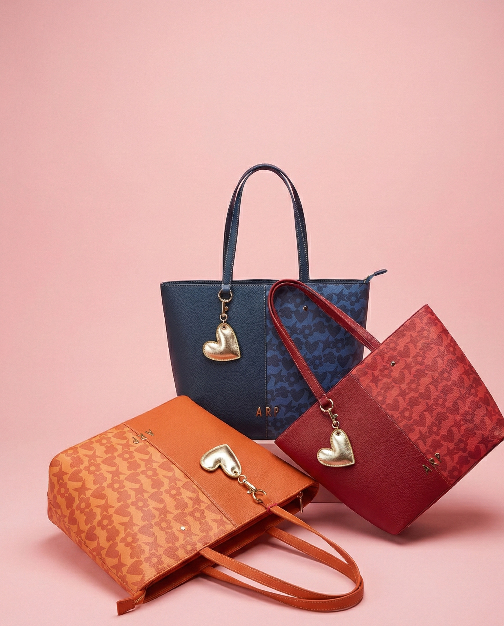 Bolso Agatha Ruiz de la Prada con diseño exclusivo de la colección. Bolso shopper con costura central y estampado de iconos.