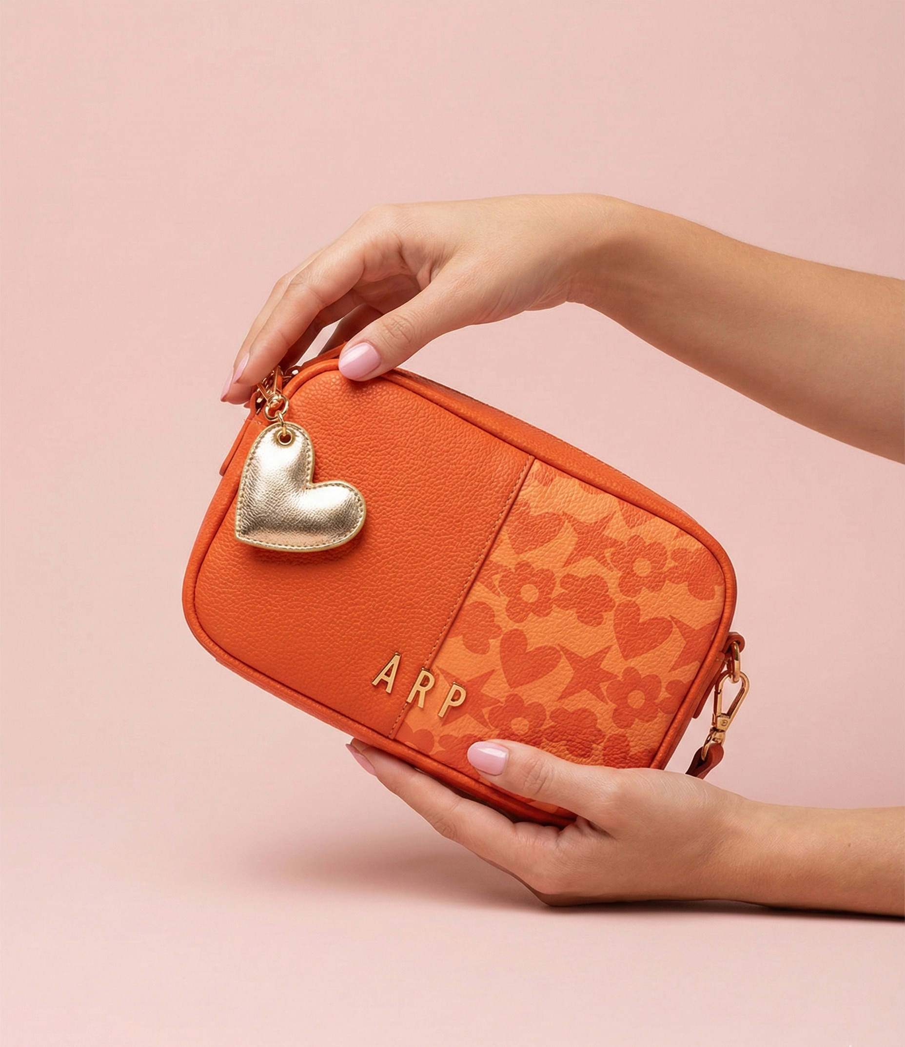 Bolso de mujer con costura central y estampado de iconos Agatha Ruiz de la Prada. naranja Bandolera con combinación de acabado liso y estampado tono sobre tono.
