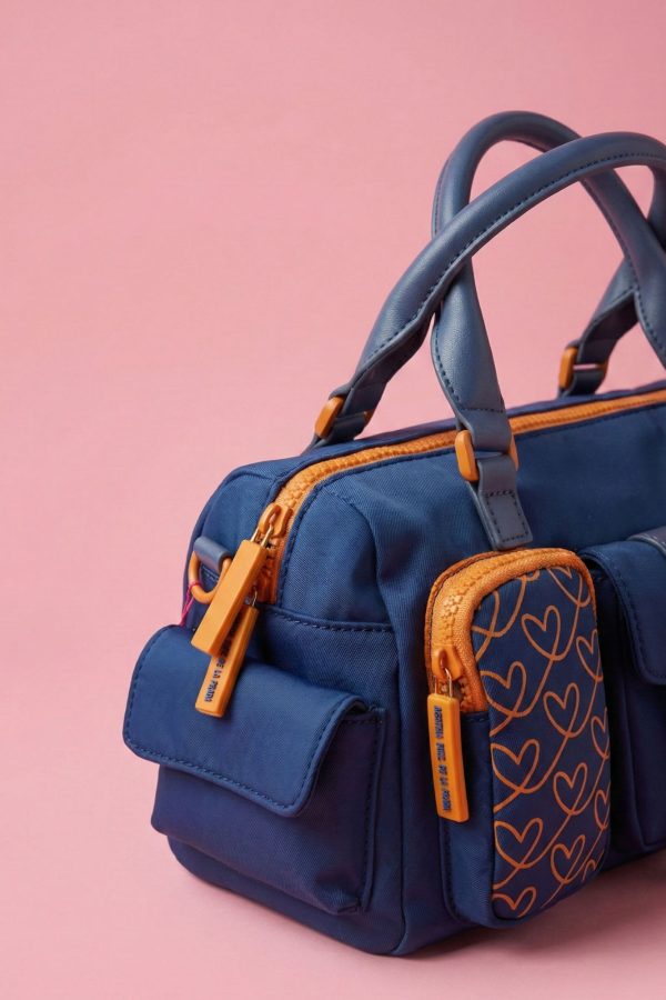 Bolso de nylon azul con detalles en mostaza.